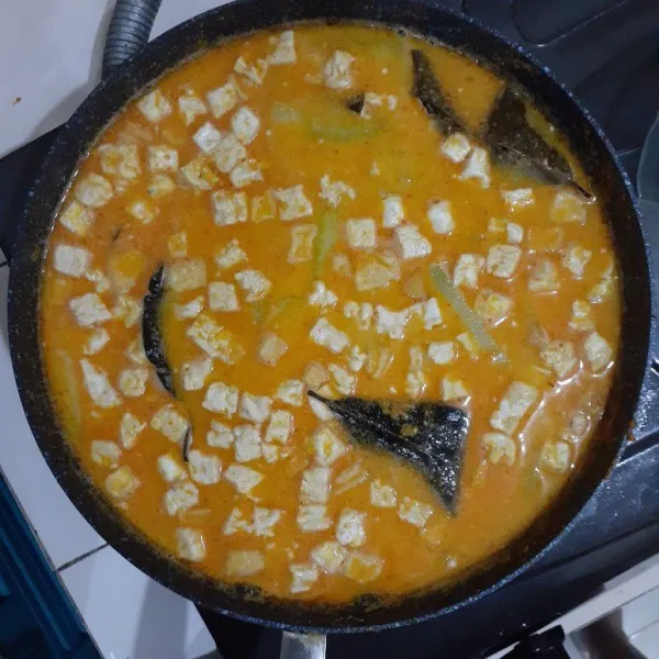 Kemudian tuang santannya, aduk merata dan masak sampai mendidih. Taburi rese, aduk. Koreksi rasa.