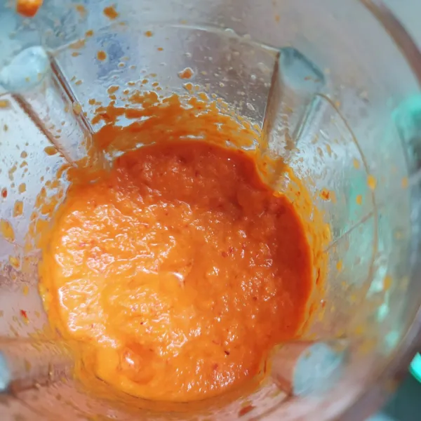 Haluskan semua bahan bumbu halus.