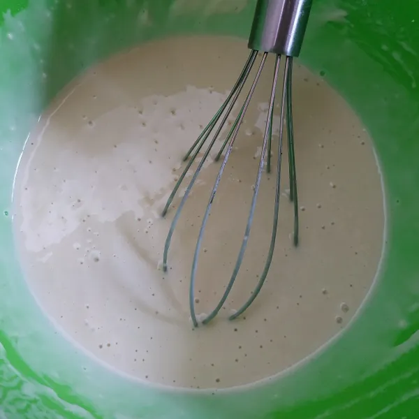 Selanjutnya masukkan telur dan baking powder. Aduk rata, tutup rapat , dan istirahatkan selama 1 jam.