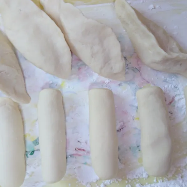 Lumuri tangan dengan tepung sagu, ambil sedikit adonan bentuk lonjong. Dan sebagian adonan lagi bentuk kantong lalu beri isian telur yang sudah dikocok lepas dan tutup rapat.