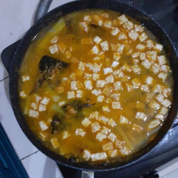 Tuang secukupnya air, tambahkan garam, gula dan kaldu jamur bubuk. Masak sampai setengah matang.