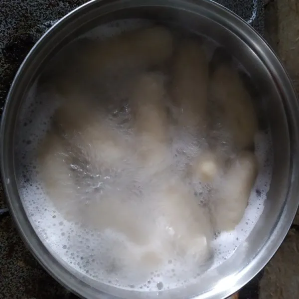 Didihkan air, rebus pempek hingga matang dan mengapung, tiriskan