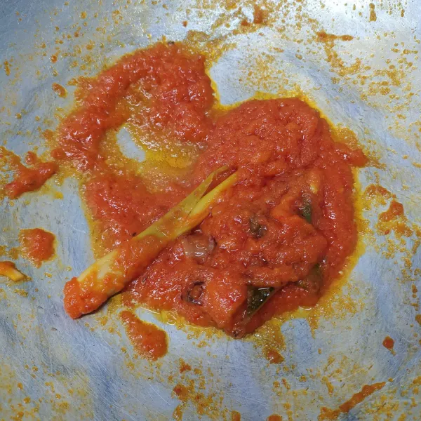 Tumis bumbu halus dengan salam, lengkuas, merica bubuk, dan serai sampai bumbu harum dan matang.