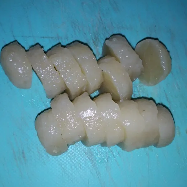 Potong-potong pempek menjadi beberapa bagian
