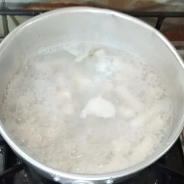 Didihkan air. Beri 1 sendok makan minyak goreng. Masukkan tteobokki. Setelah tteobokki mengapung, angkat dan tiriskan.