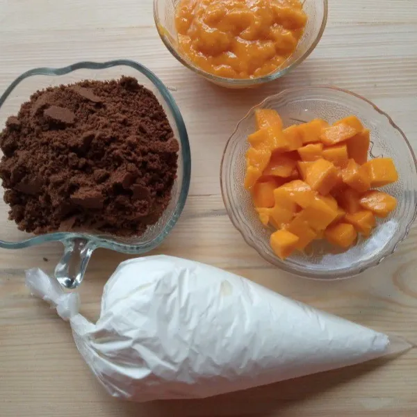 Tempatkan whipped cream dalam pipping bag, siapkan juga bahan lainnya