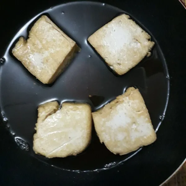 Goreng tahu matang sedang,angkat tiriskan.