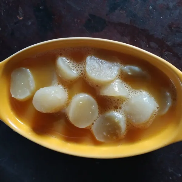 Letakkan pempek kedalam ramekin, siram dengan telur kocok yang sudah dibumbui dengan garam dan penyedap