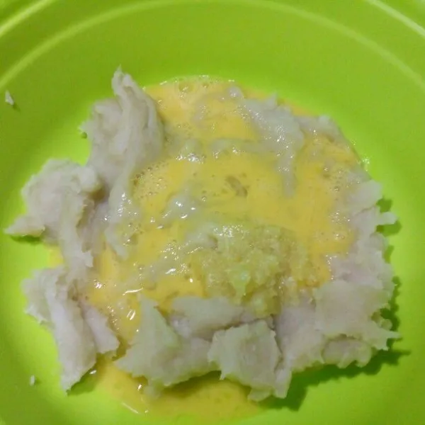 Setelah dingin, pindahkan ke dalam wadah, tambahkan bawang putih dan kocokan telur. Aduk rata.