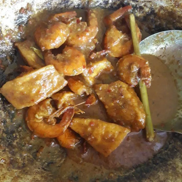 Masak sampai santan menyusut.