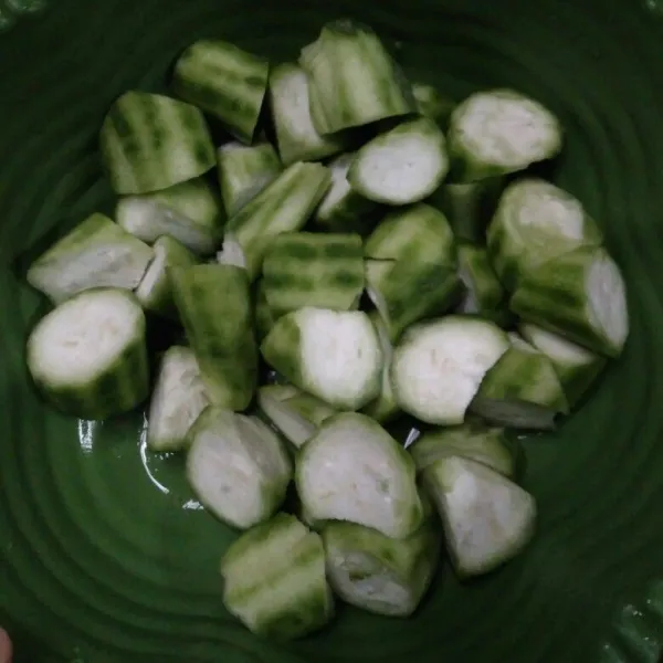 Bersihkan gambas, potong sesuai selera.