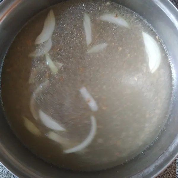 didihkan kaldu ayam yang sudah ditambah air bersama bumbu halus dan bawang bombay.