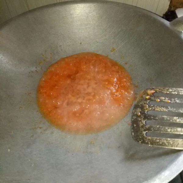 Untuk sambal, haluskan cabe, bawang merah, bawang putih dan tomat. Lalu tumis dalam minyak banyak sampai wangi, kemudian beri 2 sdm air rebusan ayam tadi. Aduk rata, masak sampai sambal matang. Angkat.