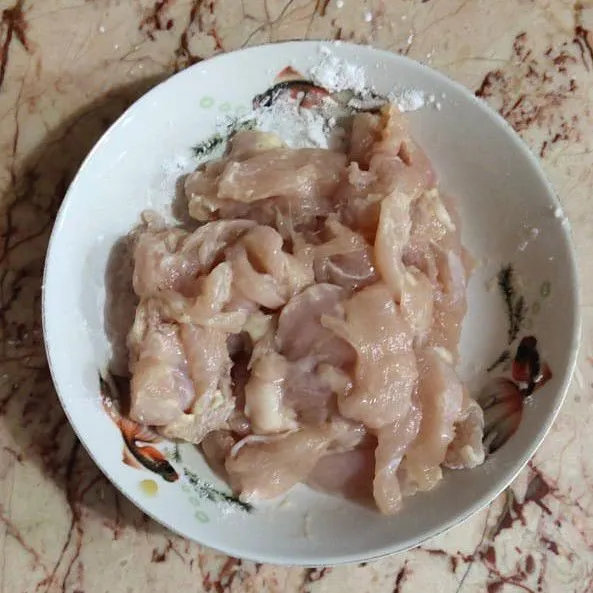 Marinasi daging ayam dengan kecap asin dan tepung sagu