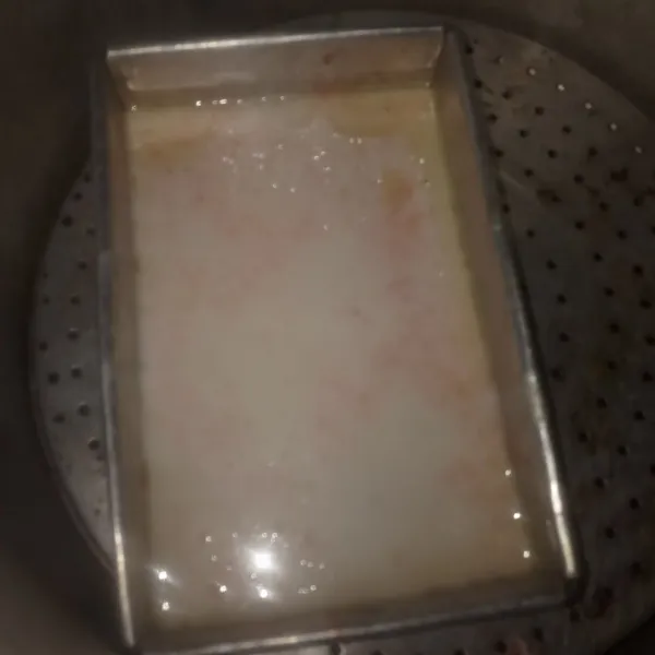 Siapkan loyang masukan adonan putih lalu masak sampai matang.