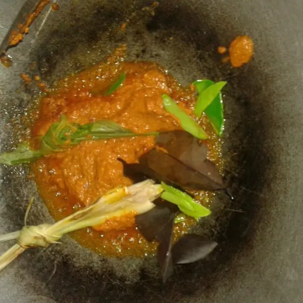 Panaskan sedikit minyak goreng. Tumis bumbu halus, tambahkan serai, daun salam, daun kunyit, dan daun jeruk sampai harum.
