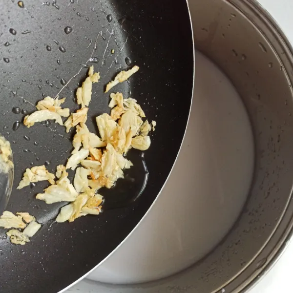Panaskan minyak, tumis bawang putih hingga harum. Kemudian masukkan ke rice cooker.