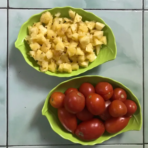siapkan tomat yang telah direbus dan ulek hingga halus seperti saus. Kupas nanas dan potong menjadi dadu