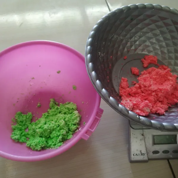 Campur singkong parut, garam, gula dan vanili bubuk. Kemudian bagi menjadi 2 bagian. Beri pewarna merah dan hijau.