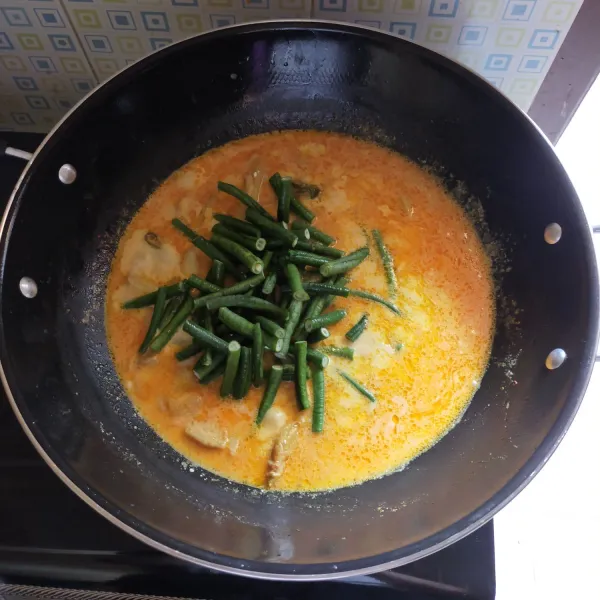Masukkan kacang panjang, masak sebentar.