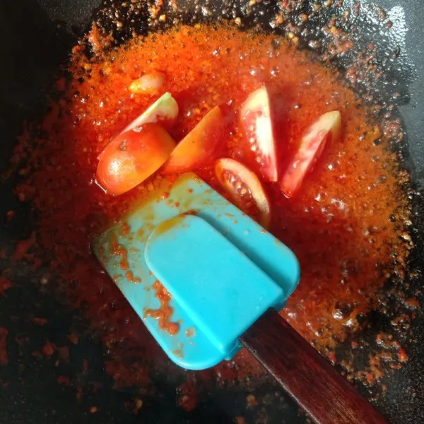 masukkan tomat, bumbui dengan gula, garam dan kaldu bubuk.
