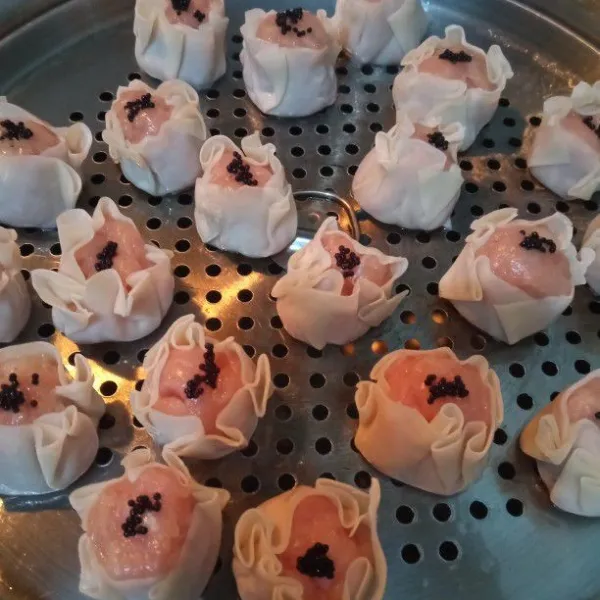 Panaskan dandang, beri air secukupnya, kukus siomay kurang lebih 7-10 menit dengan api sedang. Angkat dan sajikan