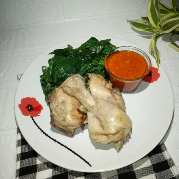 Untuk daun singkong, rebus air + 2 sdm air rebusan ayam sampai mendidih lalu rebus daun singkong sampai empuk, angkat. Sajikan ayam pop lengkap dengan sambal dan daun singkong.