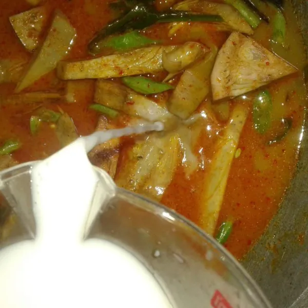 Tambahkan santan kekentalan sedang, garam, dan gula pasir. Aduk rata dan cek rasa sampai pas. Masak sampai matang dan bumbu meresap. Angkat dan sajikan.