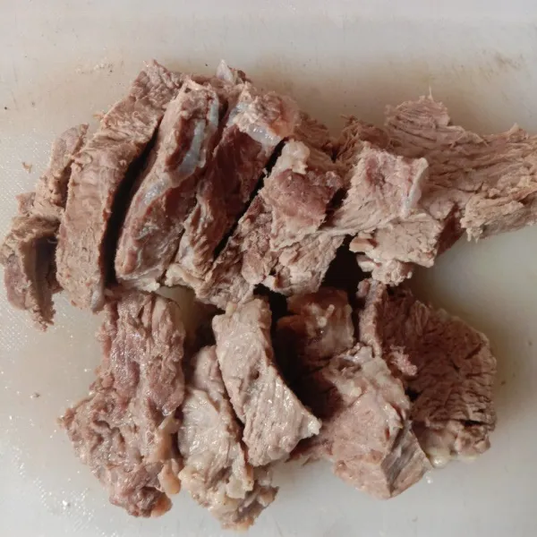 ambil dagingnya lalu potong2 lalu pipihkan dengan uleg an