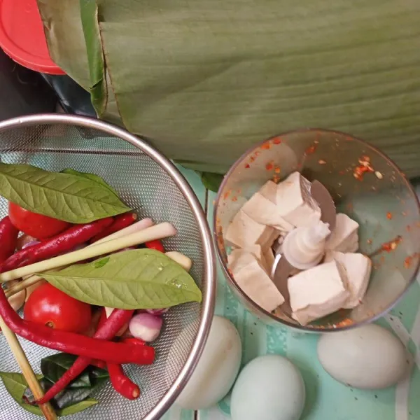 Siapkan bahan-bahan, kupas telur asin kemudian sisihkan.