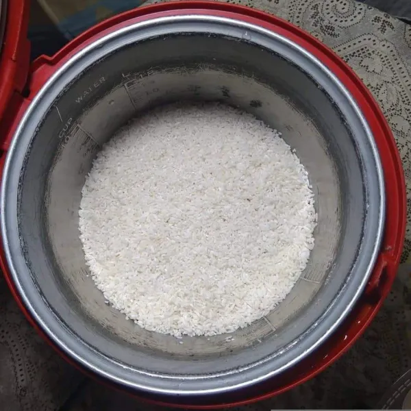 Cuci bersih beras, masukkan ke dalam rice cooker