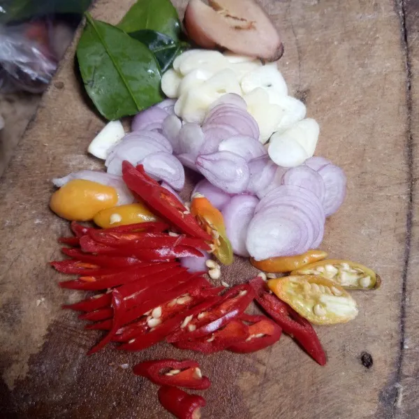Bawang merah, bawang putih, dan cabai diiris tipis.