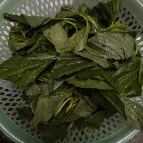Siangi bayam, cuci sampai bersih.