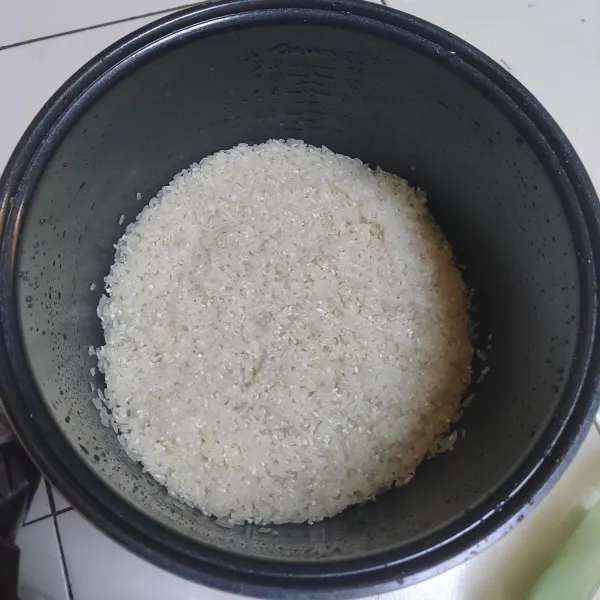 Cuci beras hingga bersih