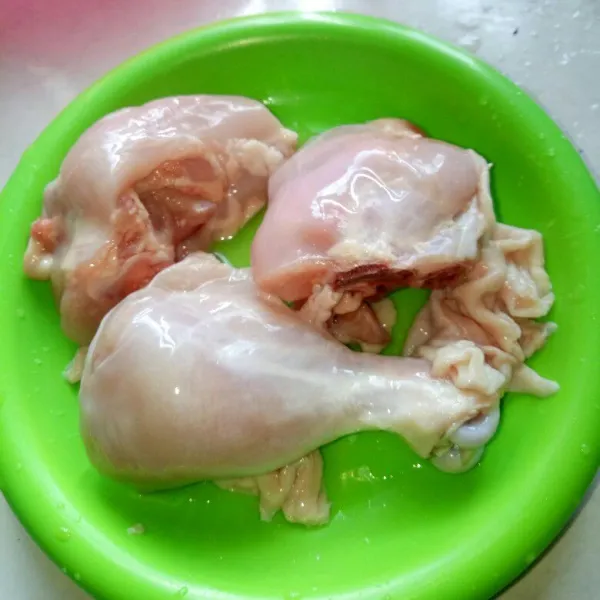 Cuci bersih ayam,buang kulitnya. Potong menjadi beberapa bagian.