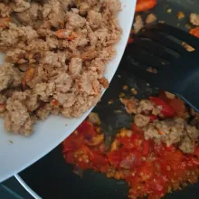 Tumis bumbu halus dengan sedikit minyak hingga harum. Lalu masukkan oncom, masak. Tambah sedikit air.