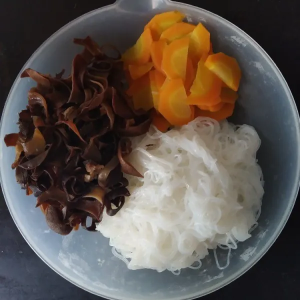 rebus soun dan wortel hingga matang, untuk jamur kuping rendam dengan air hangat, cuci bersih kemudian potong-potong sesuai selera.