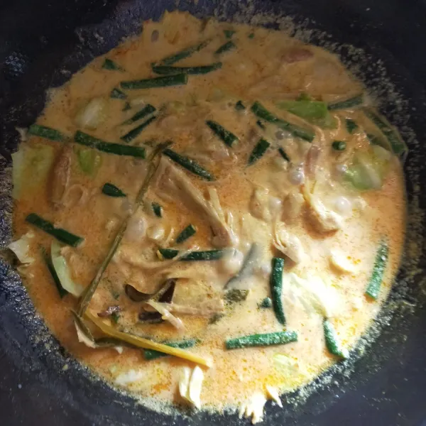 Masak hingga mendidih, kol dan kacang matang, pindahkan ke mangkuk dan sajikan.