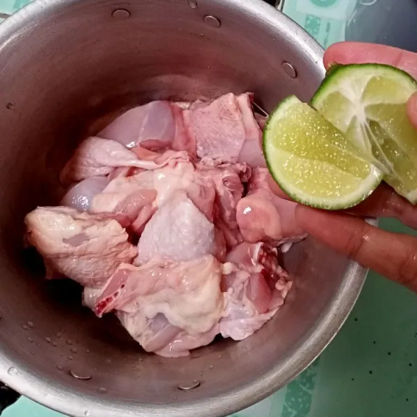 Cuci bersih ayam lalu beri perasan jeruk nipis plus kaldu bubuk remas-remas , diamkan kurang lebih 30 menit, sisihkan.