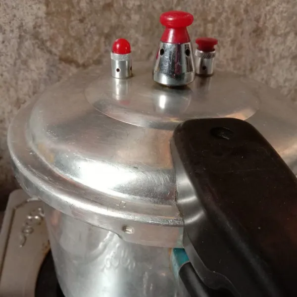 didihkan 1 liter air pada panci presto. masukkan daun salam, garam dan daging. presto sampai daging empuk kira2 30 menit. matikan api. buang uap panasnya baru buka pancinya.