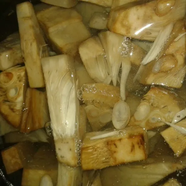 Didihkan air, rebus nangka sampai matang. Angkat, tiriskan, sisihkan dahulu.