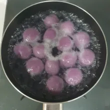 Didihkan air, masukan klepon dan rebus hingga mengapung, angkat dan tiriskan