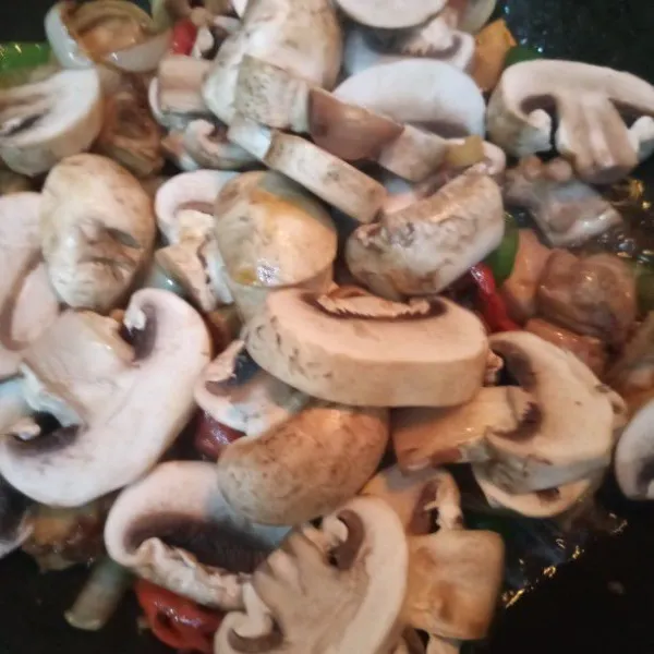 Tambahkan jamur, aduk rata. Masak hingga jamur layu