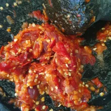 Haluskan bumbu: bawang putih, bawang merah, cabai keriting, sebagian cabai rawit, kencur, dan sedikit terasi.