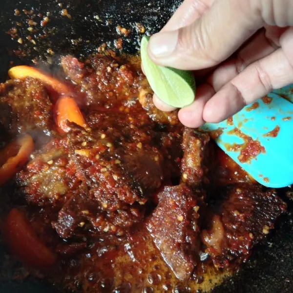 masukkan perasan jeruk nipis aduk rata. matikan api. siap didajikan.