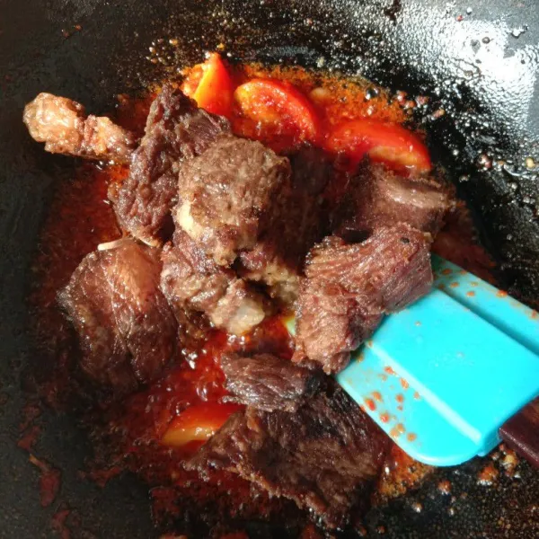 masukkan daging lalu aduk rata