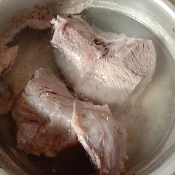rebus daging dengan air mendidih. biarkan berupah warna lalu matikan api. tiriskan.