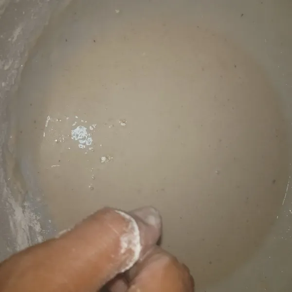 Siapkan wadah masukan Tapung betas dan tepung pati aduk rata masuksn air santan separuh aduk rata lalu tepuk tepuk sampai adonan halus masukan air santan lagi aduk rata sampai adonan encer.