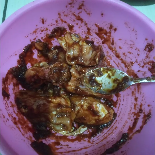 Campur bumbu halus dengan kecap, lada, garam dan kaldu bubuk. Masukkan potongan ayam, aduk sampai tercampur rata.