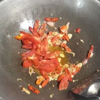 Kemudian masukkan irisan tomat, tumis hingga layu.